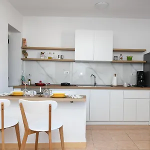 rondine-studio-apartment.albaniahotels.org/
